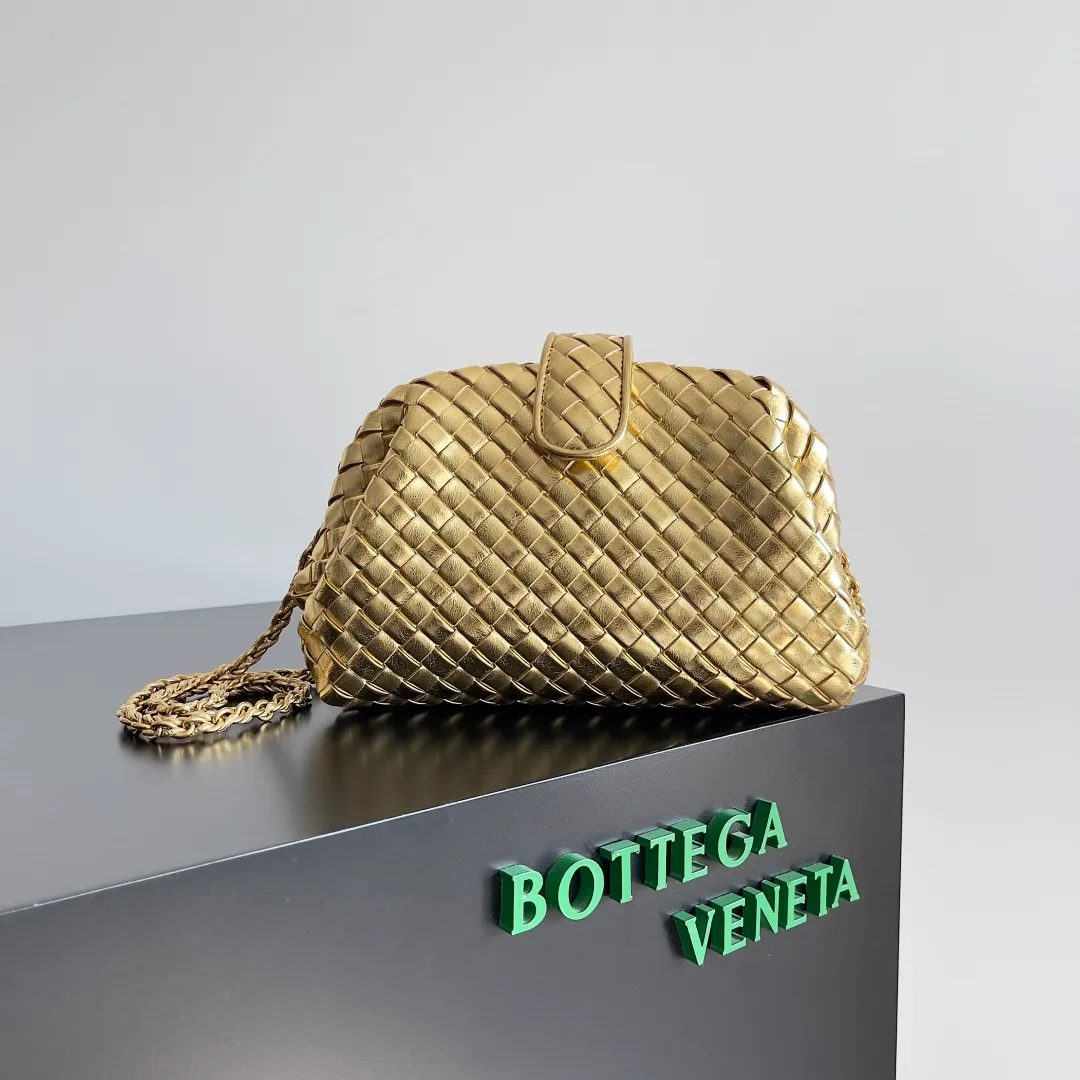 Batch 1880 BOTTEGA VENETA LAUREN 1980 small clutch bag is new! The small size that many people squat on is finally here. The self-adjustable zipper is a highlight of this bag. After being removed, it can be used as a handbag for important occasions. One bag unlocks two carrying methods at the same time. It is practical and has a unique sense of structure and beautiful lines. It is more elegant than a small cloud. It is a tribute to the classics and the pursuit of modernity. Style number: 804038 Size: 27*15*8cm